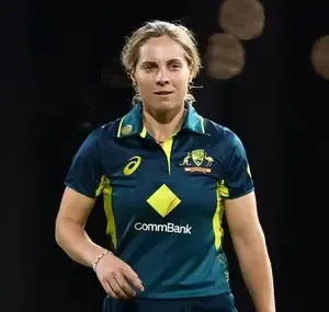 Georgia Voll Remains in Australia’s Lineup as Sophie Molineux Exits Women’s Ashes Due to Knee Surgery