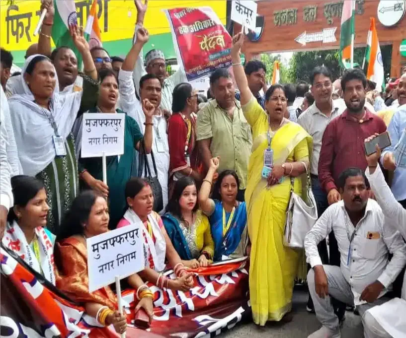 Why are ward councillors protesting in Patna against the NDA government?