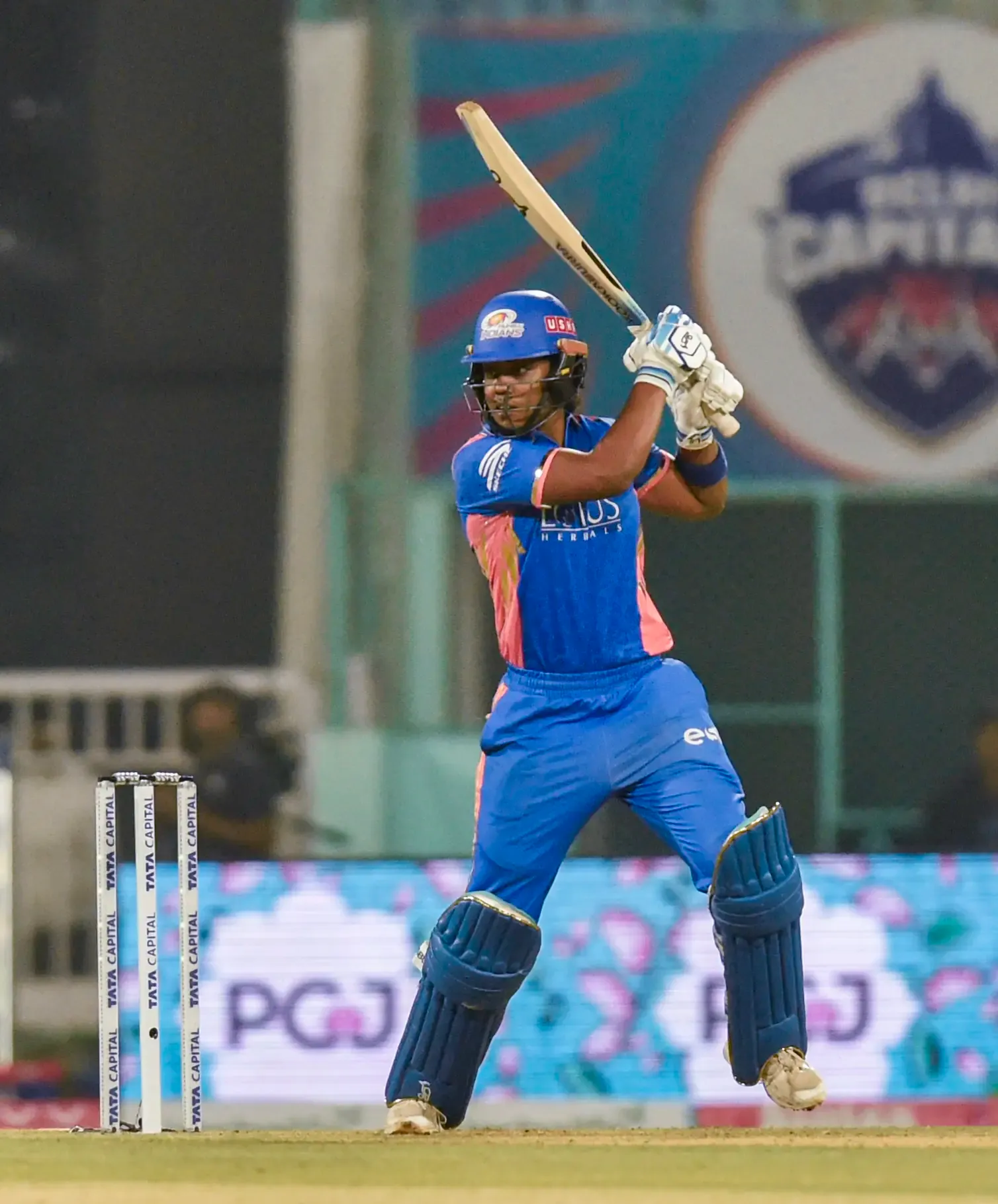 WPL 2025: Matthews' All-round Performance Leads Mumbai Indians to Six-Wicket Victory Over UP Warriorz