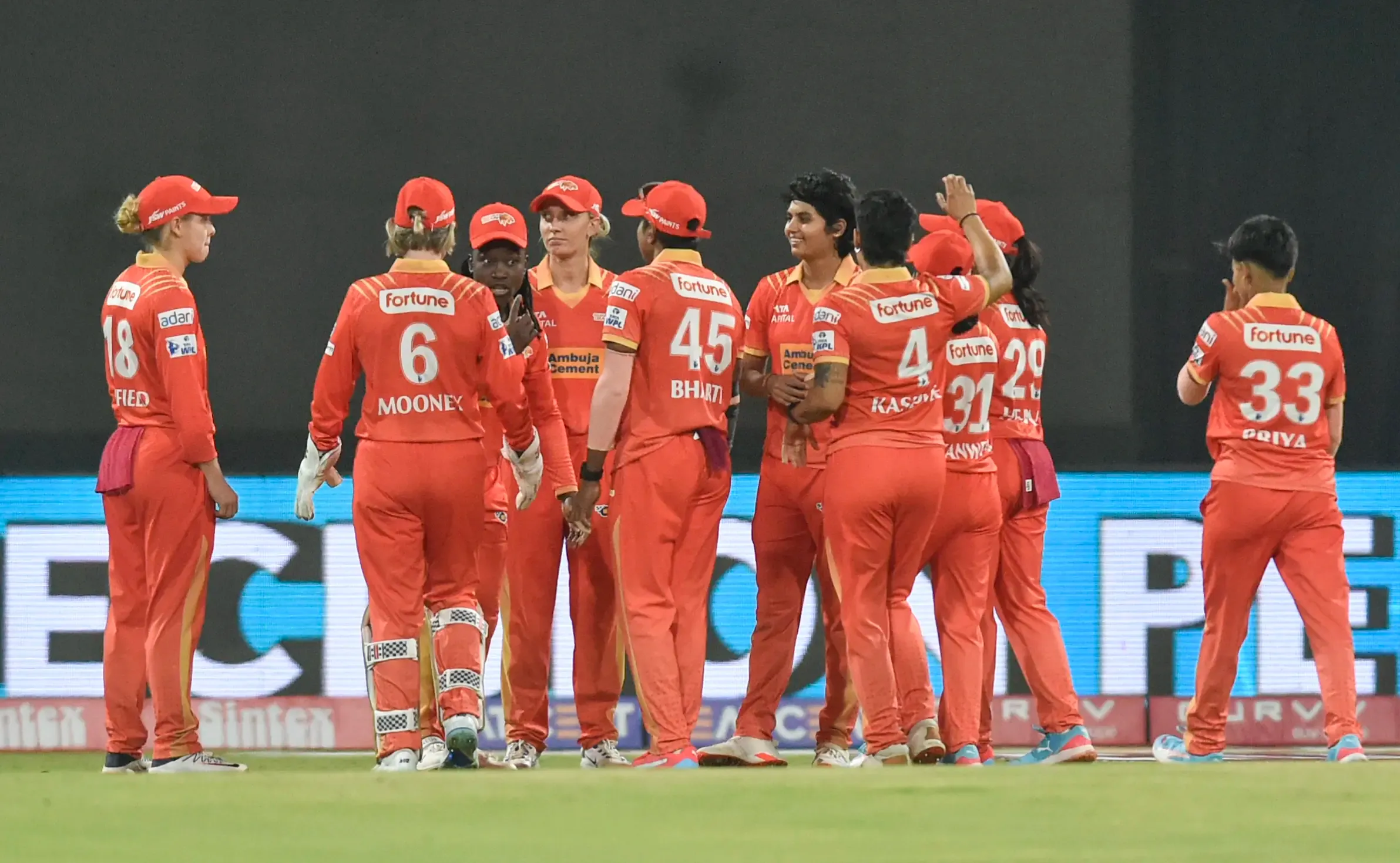 WPL 2025: Simran Shaikh Replaces Hemalatha as GG Choose to Bowl First Against MI