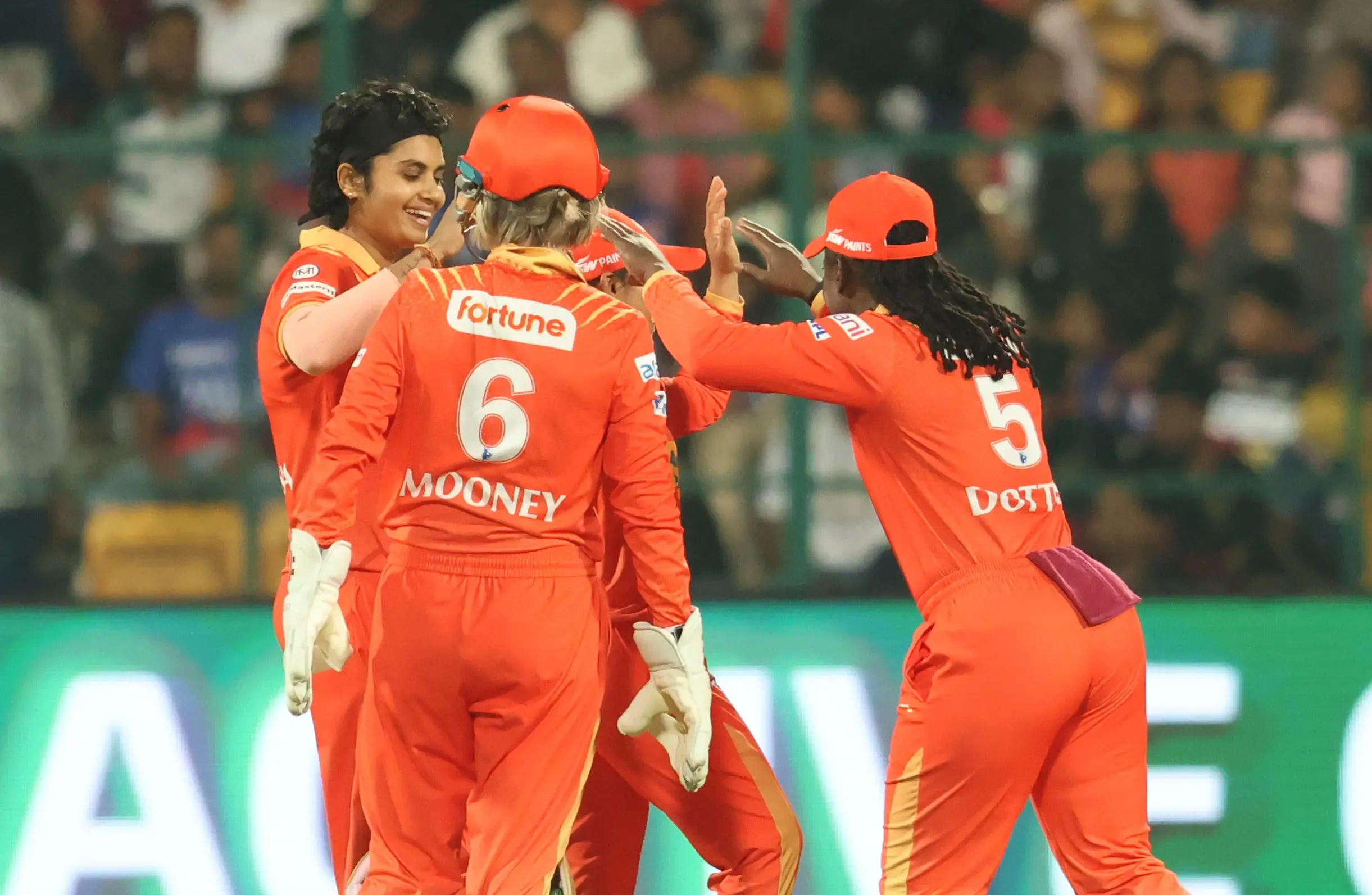 WPL 2025: Gujarat Giants' Exceptional Bowling Limits RCB to 125/7