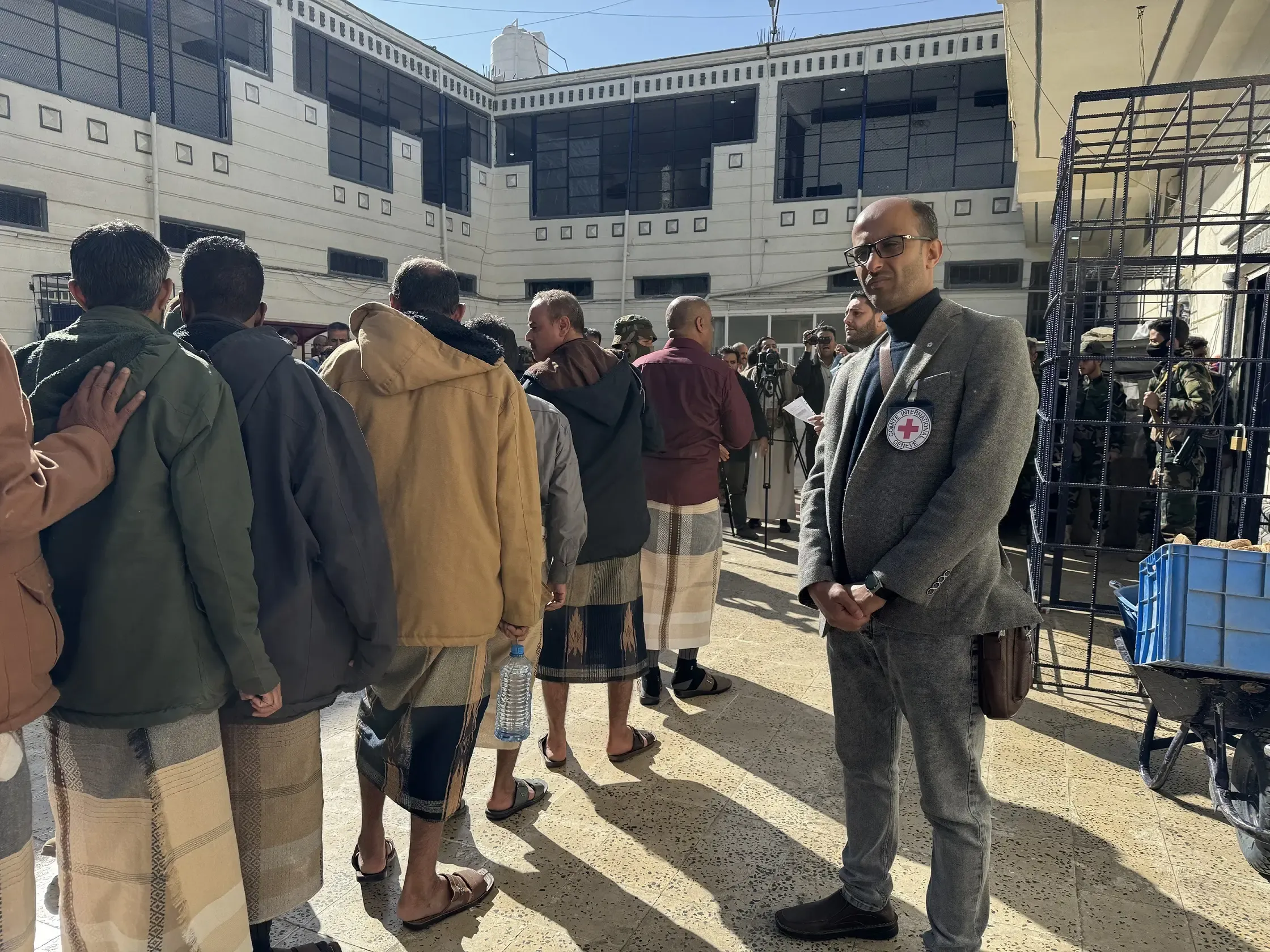 Yemen: Houthi Rebels Release 153 Detainees with ICRC Assistance