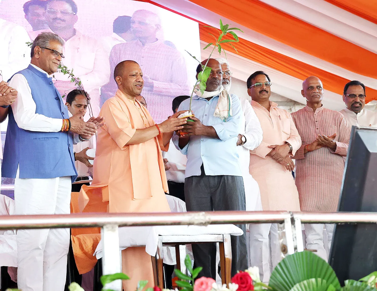 Did Yogi Govt Really Achieve a Historic Milestone with Over 37 Crore Saplings Planted in a Single Day?